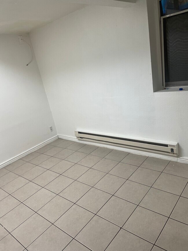 Building Photo - 412 15th Ave S