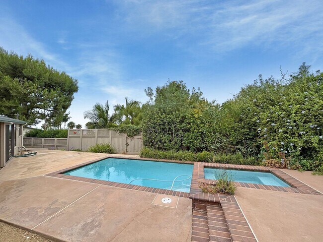 Building Photo - Beautifully Renovated 3BD/2.5BA House in L...