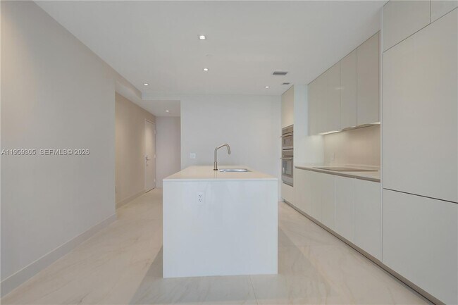 Building Photo - 700 NE 24th St