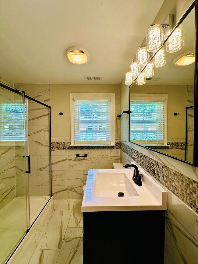 Building Photo - WILSHIRE BLVD - 4 Bedroom - minutes to UNC...