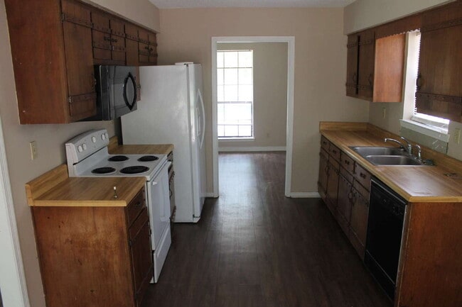 Building Photo - This well-maintained 3-bedroom, 2-bathroom home offers a comfortable and functional layout perfec...