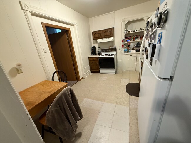 Building Photo - 3 Bed 1 Bath close to UWEC and downtown! A...