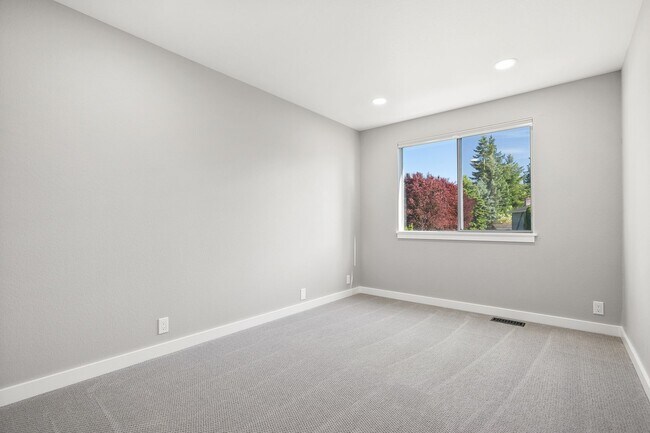 Building Photo - Inviting Everett Home Featuring 3 Bedrooms, Fireplace, and Fully Fenced Backyard