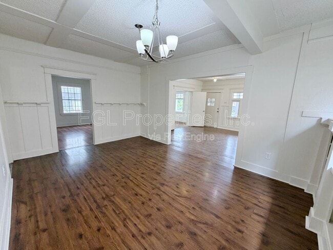 Building Photo - 860 W 56th St