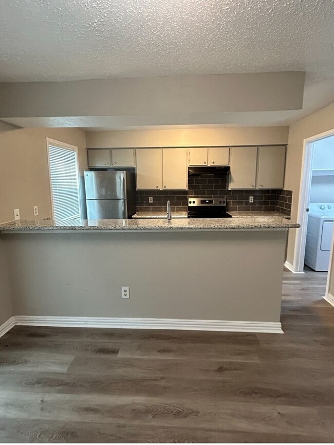 Building Photo - 3901 Woodchase Dr