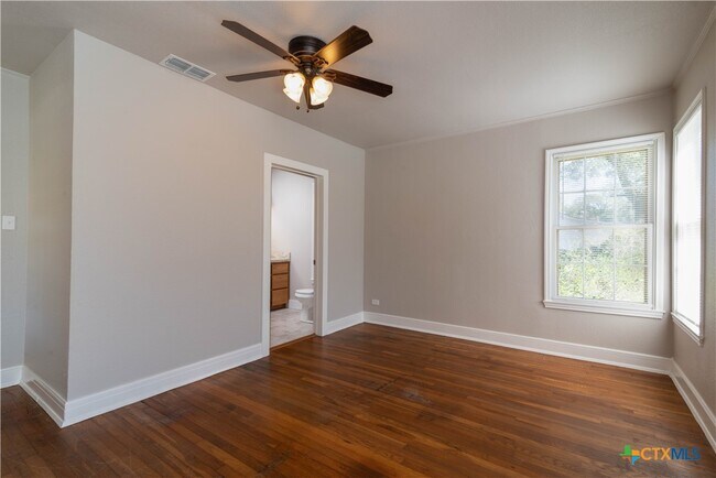 Building Photo - 609 S Pecan Ave