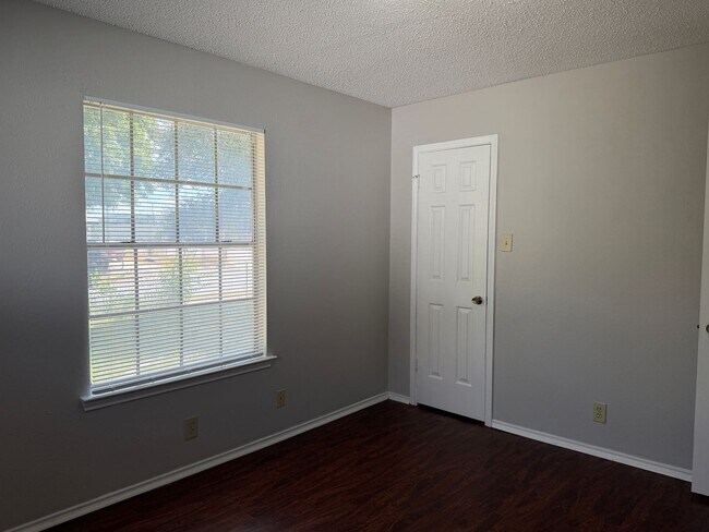 Building Photo - 5203 Village Row