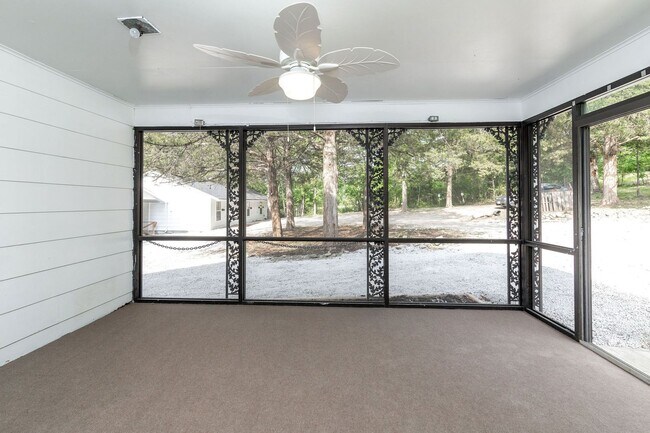 Building Photo - Rental Home in Hollister MO 3 bedroom 3 bath home with garage and fenced yard