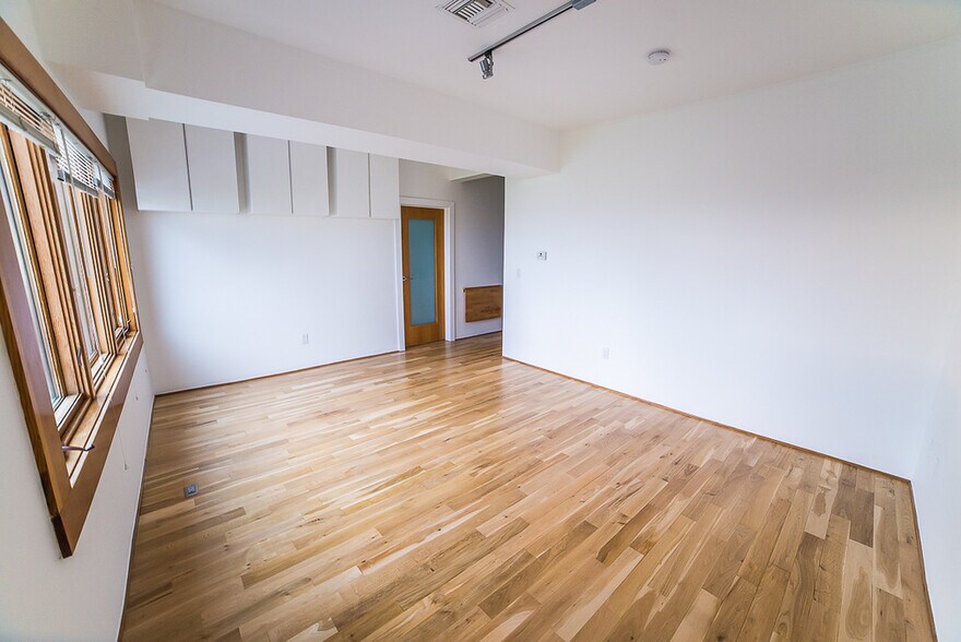 Building Photo - 8 Brooks Ave