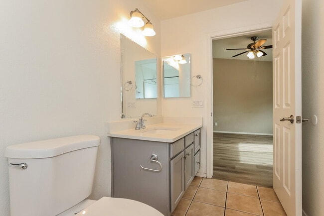 Building Photo - 717 E Calle Chulo Rd