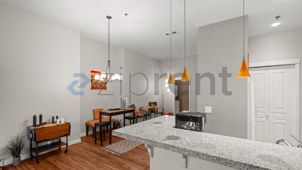Building Photo - Unit 114
