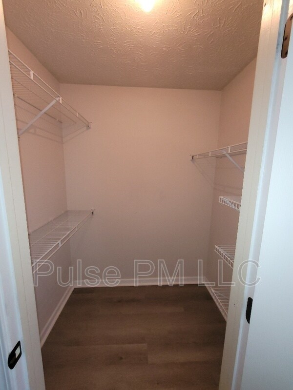 Building Photo - 440 Lakeview Dr