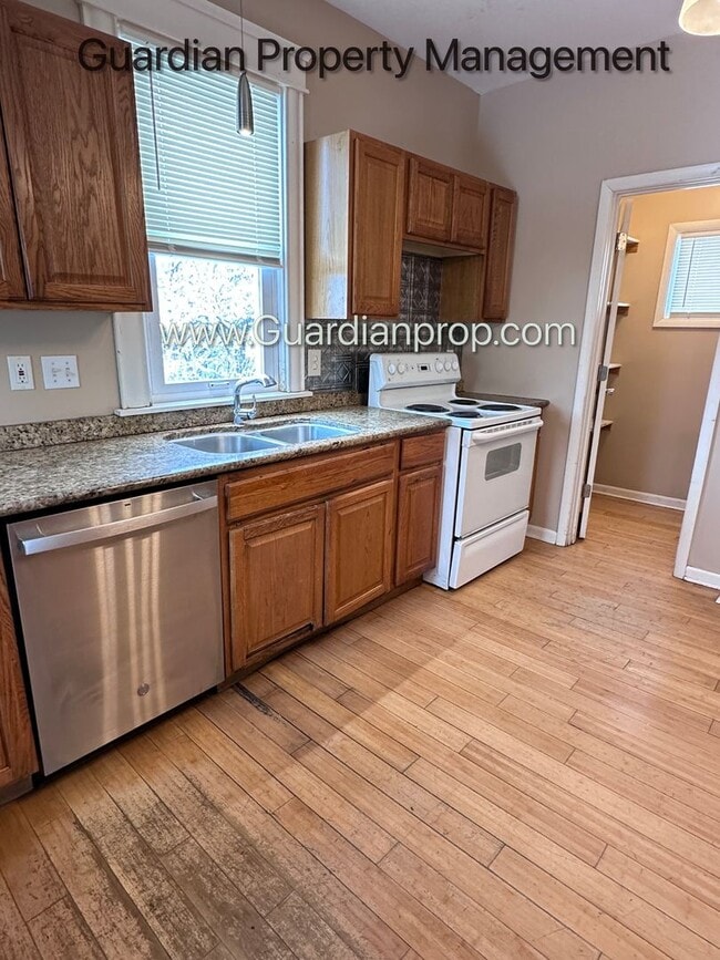 Building Photo - Spacious Two Bedroom Single Family Home, Hardwood Floors, W/D, Dishwasher