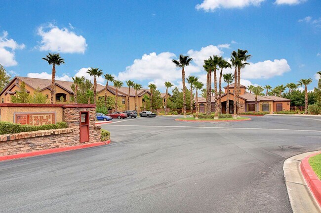 Building Photo - Beautiful downstairs 3 bdrm 2 Bath Condo w...