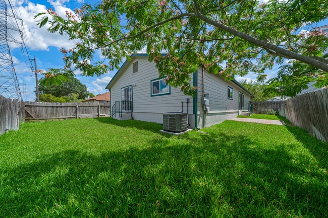 Building Photo - 4527 Stradford Pl