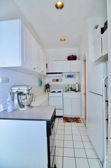 Building Photo - 81 Saint Botolph St