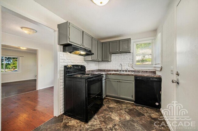 Building Photo - 707 N Forest Ave