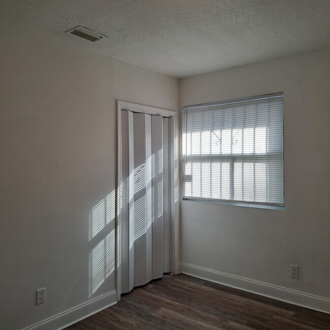 Building Photo - 1416 W 13th St