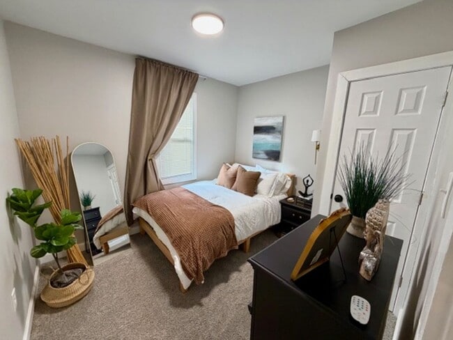 Building Photo - Fully Furnished And Updated 4 bedroom 2 ba...