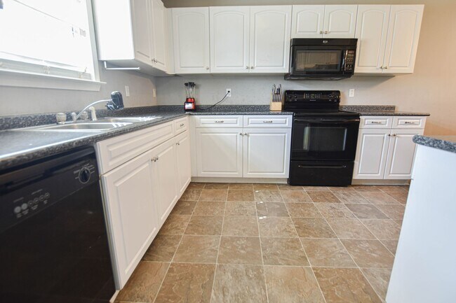 Building Photo - Pet Friendly Three Bedroom!