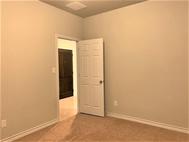 Building Photo - 6605 Verona Pl
