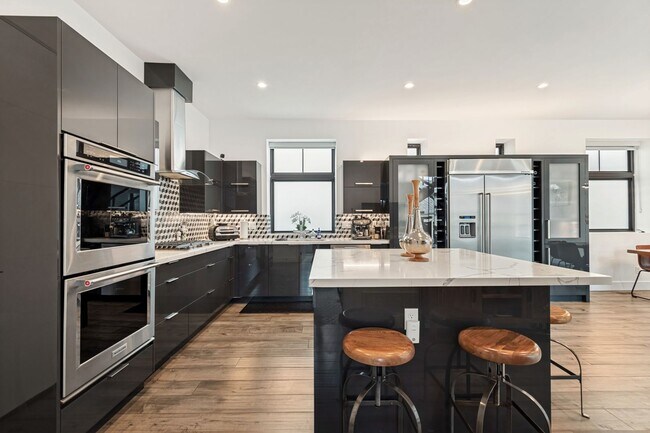 Building Photo - Fully Furnished Luxury Home In The Avenues
