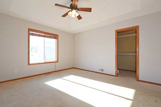 Building Photo - Spacious 5-Bed, 3 Bath Home in Delano - Available Now!