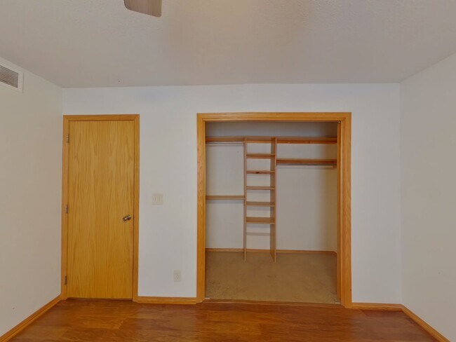Building Photo - 804 N Longview Ct