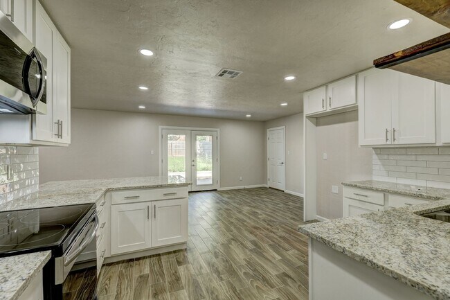 Building Photo - Spacious Elegance: Open Floor Plan, Dual V...