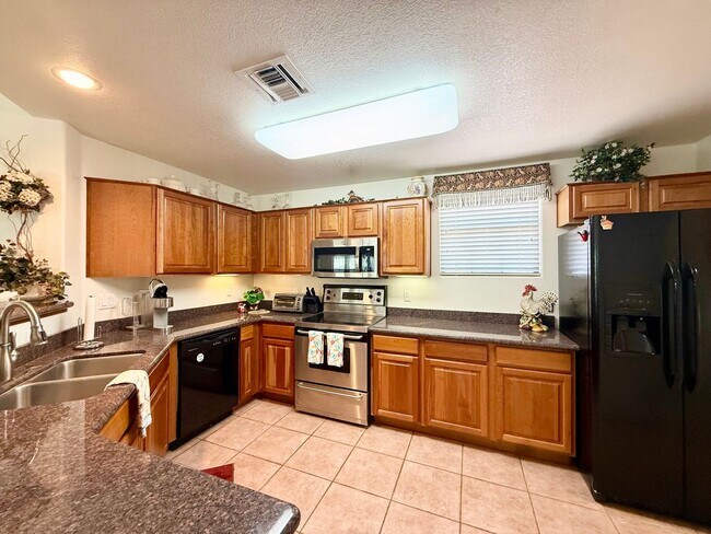 Building Photo - Luxury Fully Furnished Golf Course Condo in Gated Hassayampa!