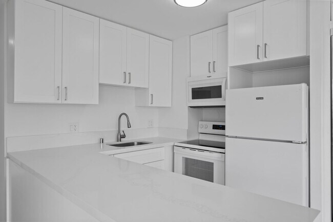 Building Photo - Waikiki 1BR/1BA with Ala Wai Canal & Mountain Views — Wraparound Lanai, Utilities Included