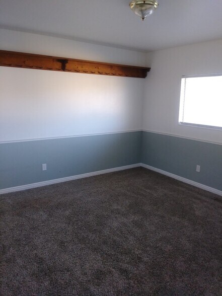 Building Photo - 1375 E 550 S