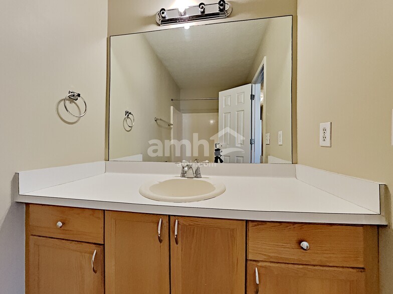 Building Photo - 624 Glendale Forest Dr