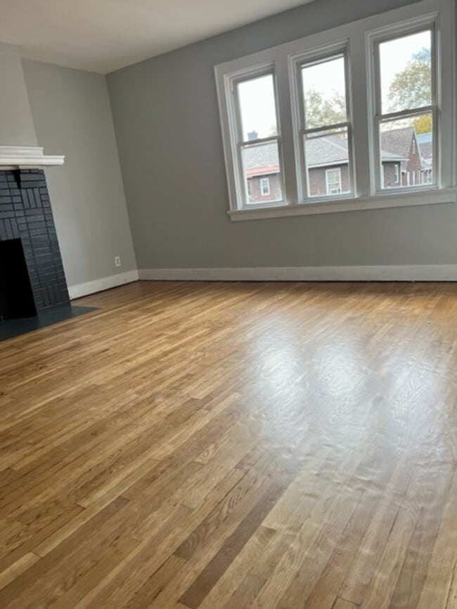 Building Photo - 1 Bedroom 1 Bath Townhome in Point Breeze