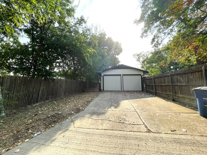 Building Photo - 709 Blue Grass Dr