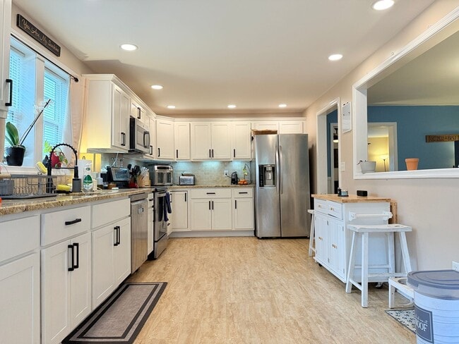 Building Photo - Modern Charm & Walkable Downtown Living in...