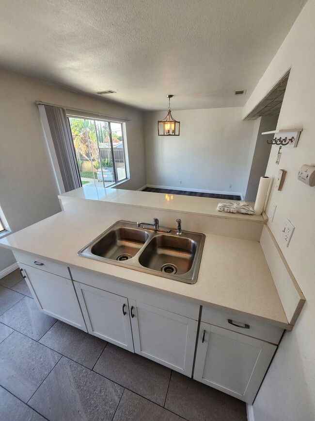 Building Photo - 3-Story Condo in West Covina