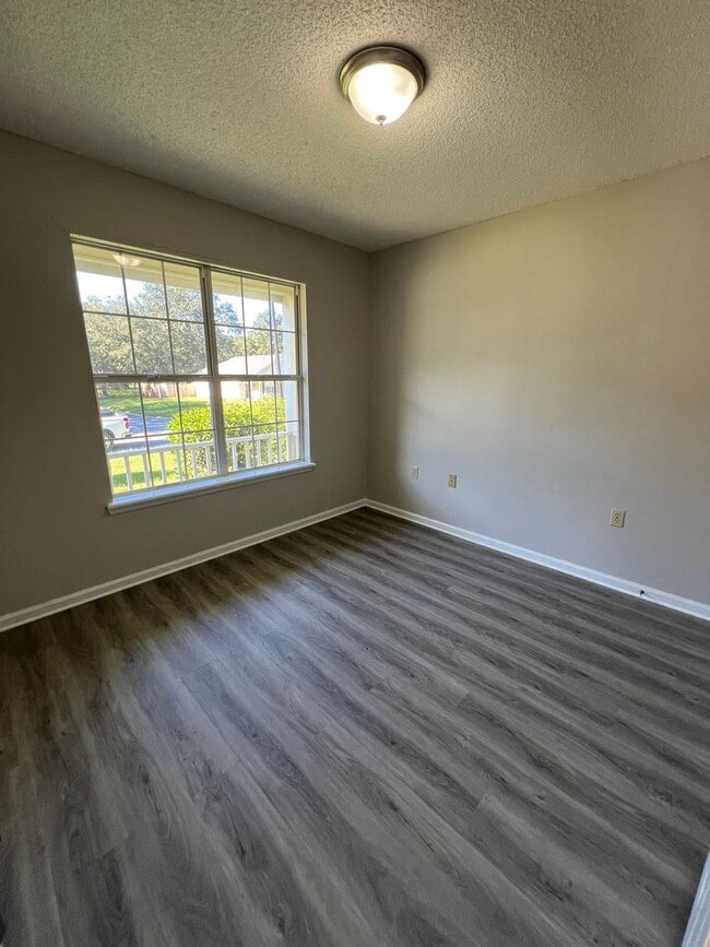 Building Photo - Beautiful 3 Bedroom 2 Bath Home