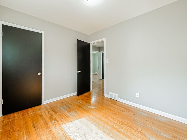 Building Photo - Charming 3-Bedroom Ranch in the Heart of Garden City