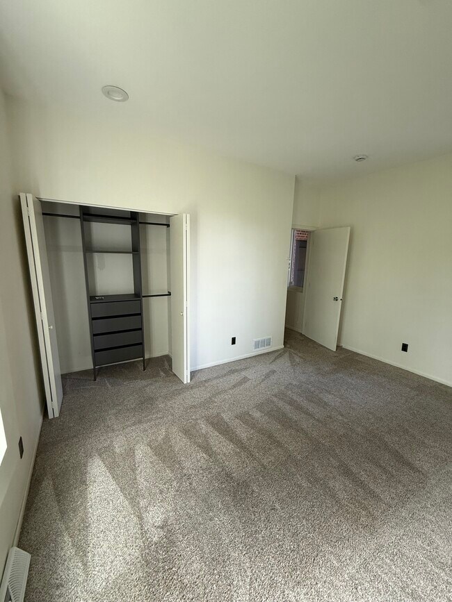 Building Photo - 561 Laurel Ave