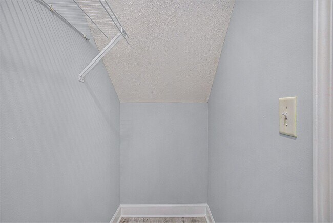 Building Photo - Beautifully Updated 3BR/3BA Coastal Townhome in Prime Location!