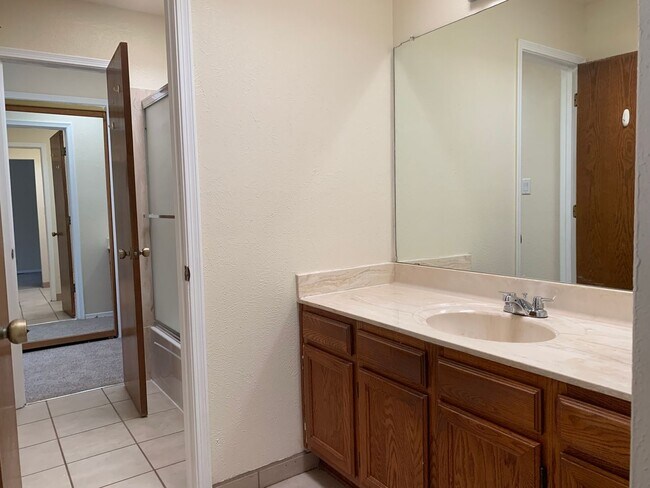 Building Photo - Townhome Style 2bed/1.5 bath