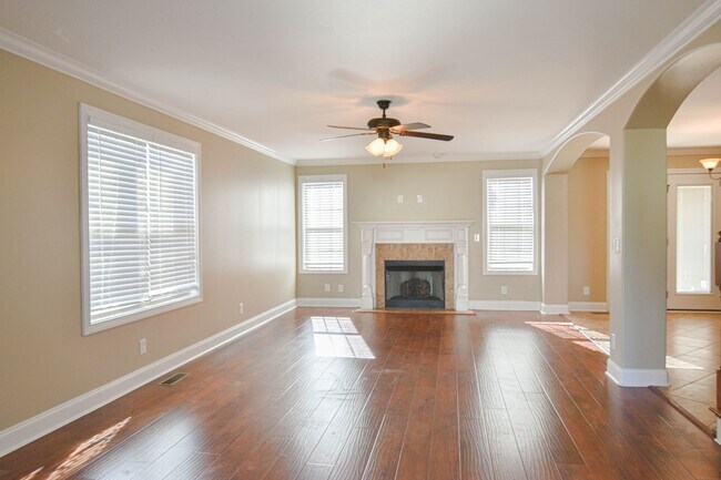 Building Photo - 3640 Fox Tail Dr