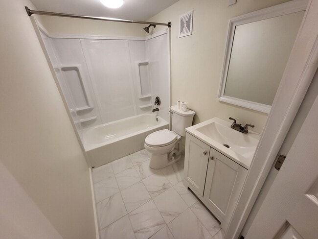 Building Photo - 3 Bed w/ Finished Basement
