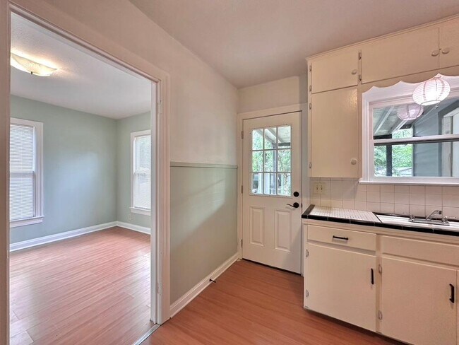 Building Photo - 914 E 39th St