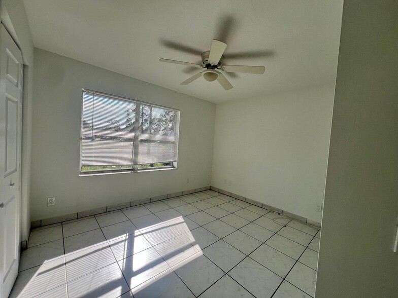 Building Photo - 1096 Staghorn St