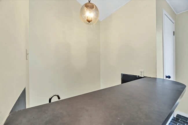 Building Photo - 9842 Pinehurst St