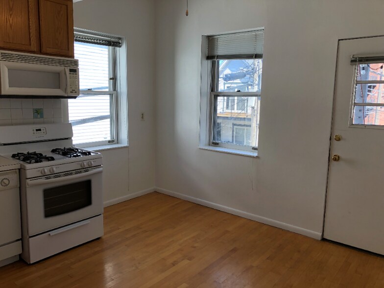 Building Photo - 1210 W Nelson St