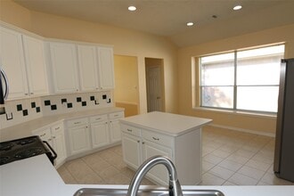 Building Photo - 1611 Maryvale Dr