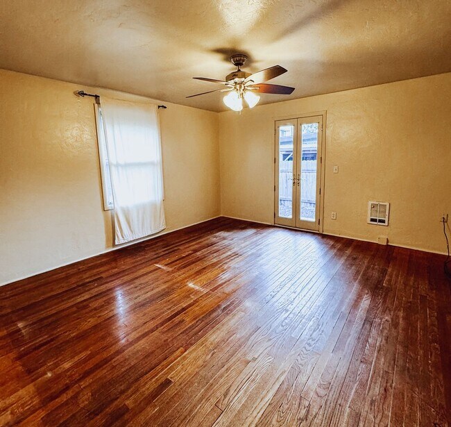 Building Photo - Charming 3 Bedroom in River Road Area!